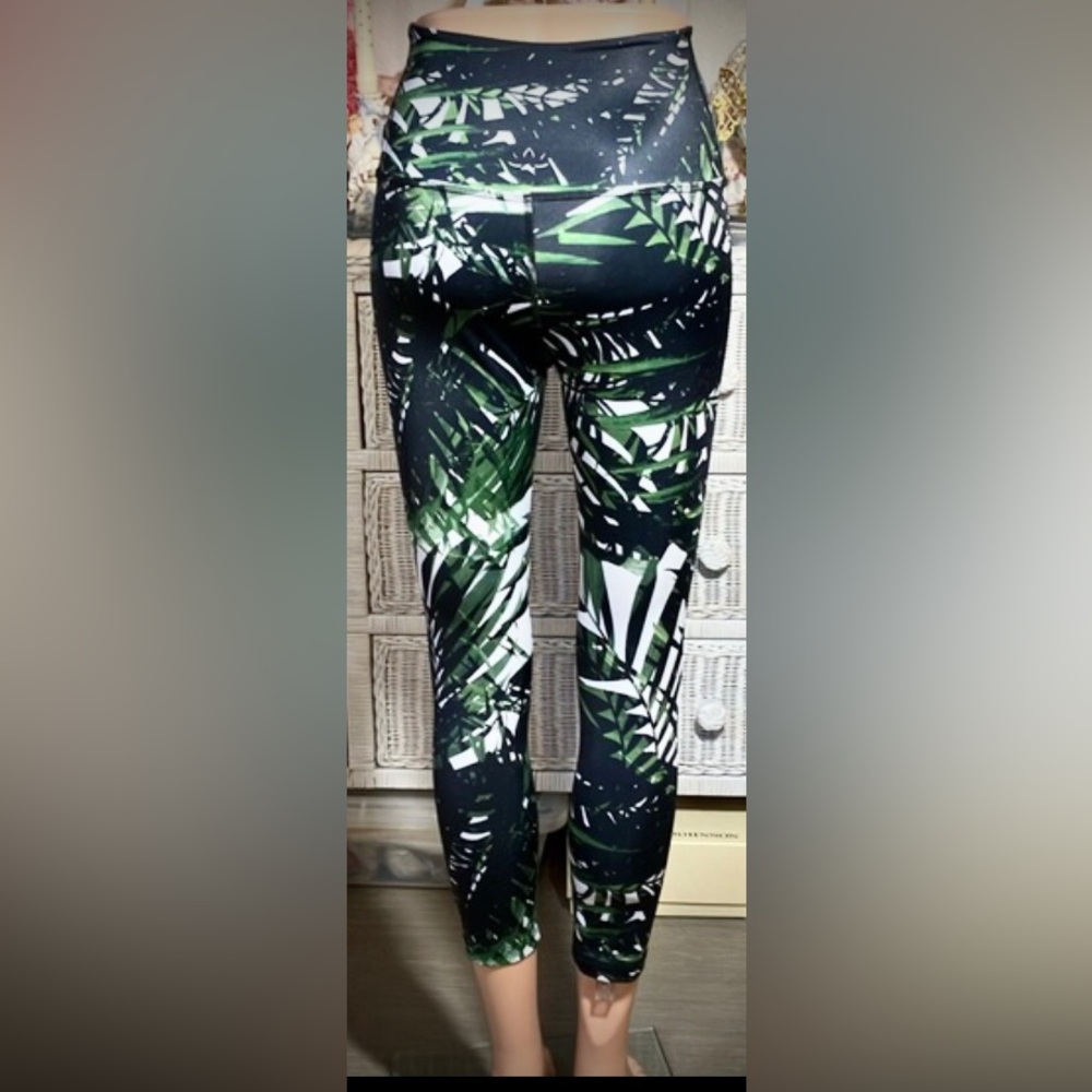 Beyond Yoga Lux Leggings 7/8 length Bamboo Palm Leafs in Forest Green Size S